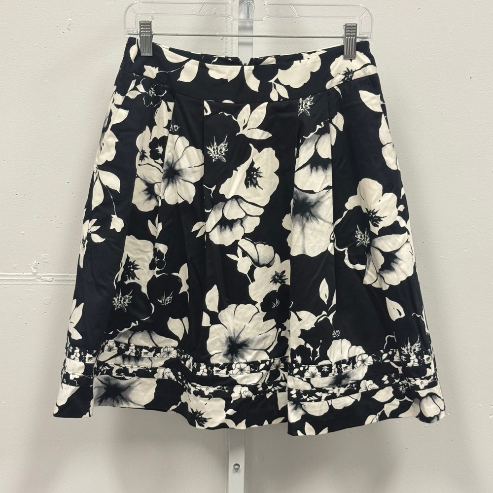 White House Black Market Floral A-Line Skirt Black White Pleated Pockets Size 4